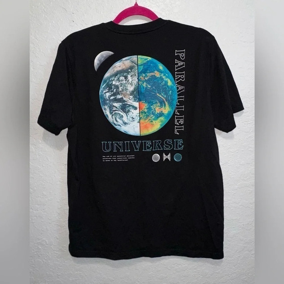 Men's Old Navy Parallel Universe Short Sleeve T-Shirt - Picture 4 of 6